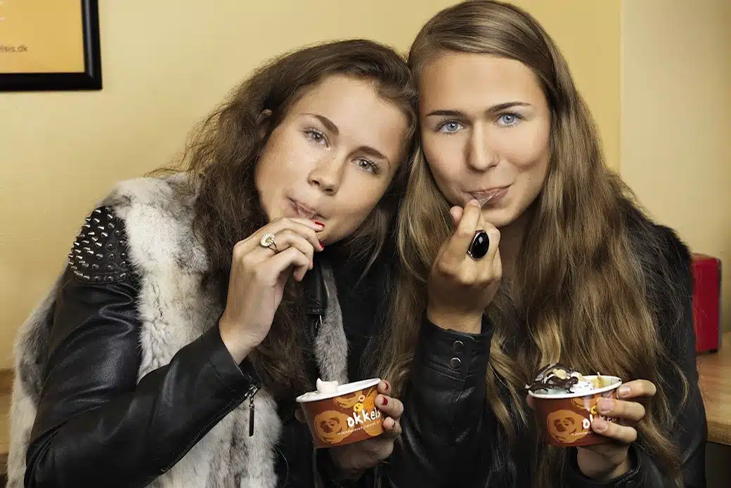 To unge kvinder spiser is fra Okkels Is To unge kvinder spiser is fra Okkels Is