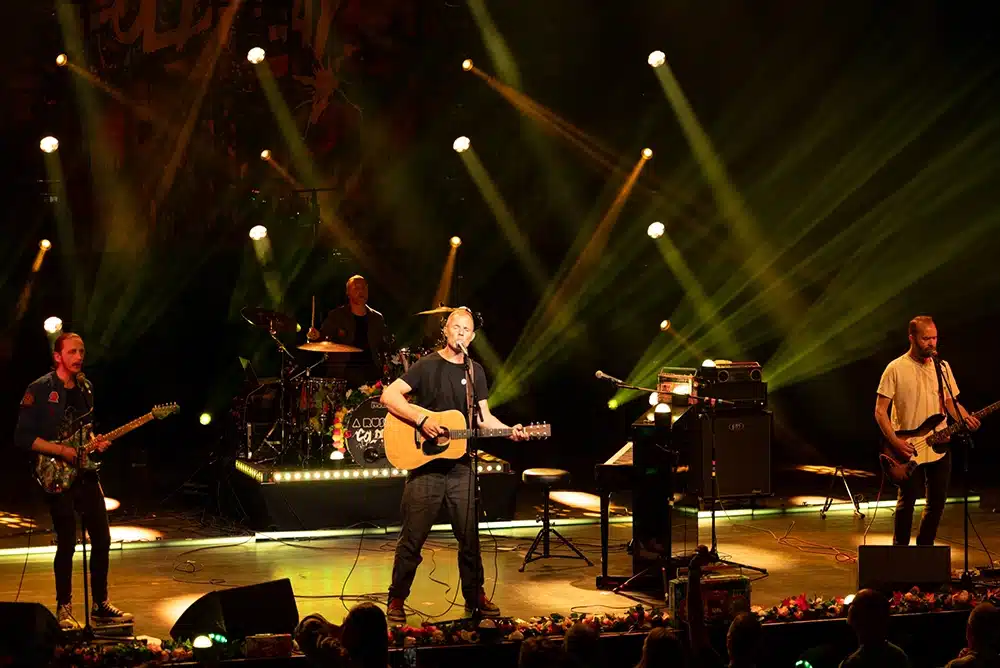 A Rush of Coldplay spiller for publikum under kraftigt scenelys - Foto Torben Iisager A Rush of Coldplay spiller for publikum under kraftigt scenelys - Foto Torben Iisager