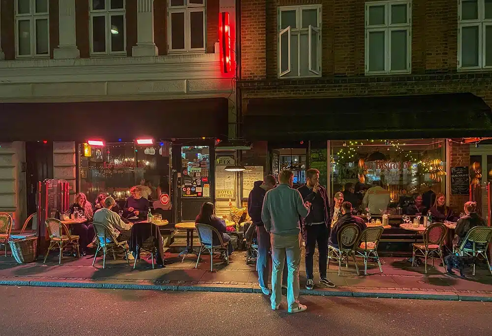 Aftenstemning udenfor Klassisk Bistro i Jægergårdsgade Aftenstemning udenfor Klassisk Bistro i Jægergårdsgade