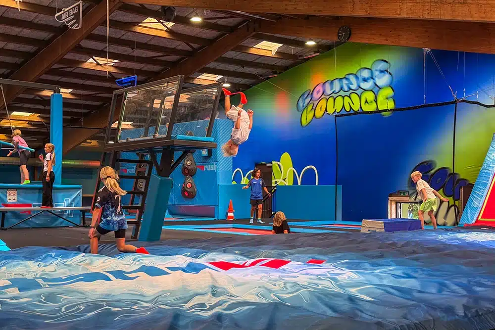 Børn springer og leger ved trampoliner i RUSH Aarhus
