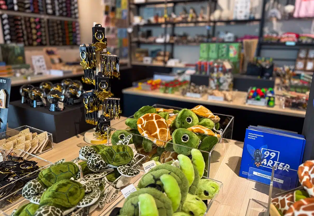 Butik med skildpaddebamser og souvenirs på Naturhistorisk Museum Butik med skildpaddebamser og souvenirs på Naturhistorisk Museum