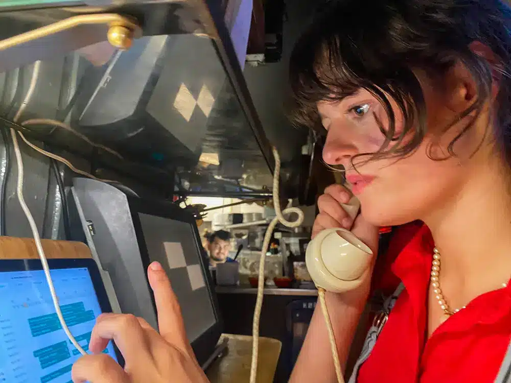 Carla tager telefonen hos på Klassisk Bistro Carla tager telefonen hos på Klassisk Bistro
