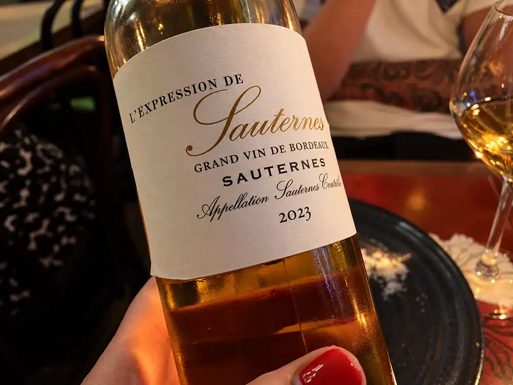 Flaske Sauternes serveret til middagen på Klassisk Bistro Flaske Sauternes serveret til middagen på Klassisk Bistro