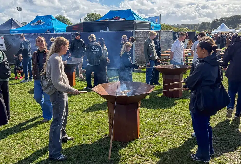 Gæster laver mad over åben ild på Food Festival Gæster laver mad over åben ild på Food Festival