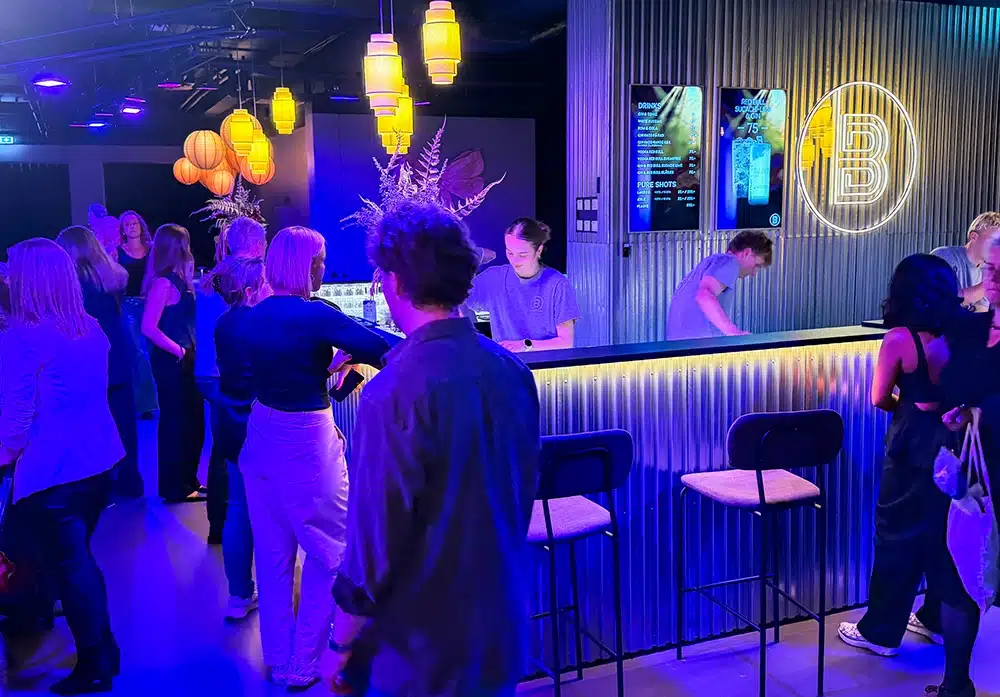 Gæster samles omkring den store bar i The Ballroom Gæster samles omkring den store bar i The Ballroom