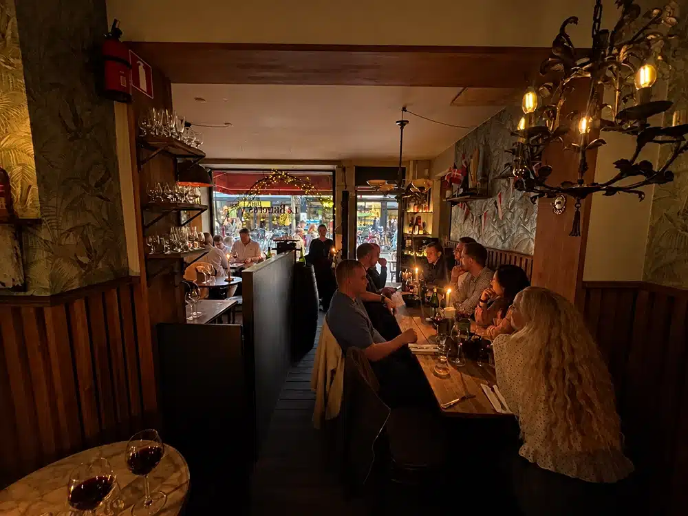 Gæster sidder tæt omkring bordene på Klassisk Bistro Gæster sidder tæt omkring bordene på Klassisk Bistro