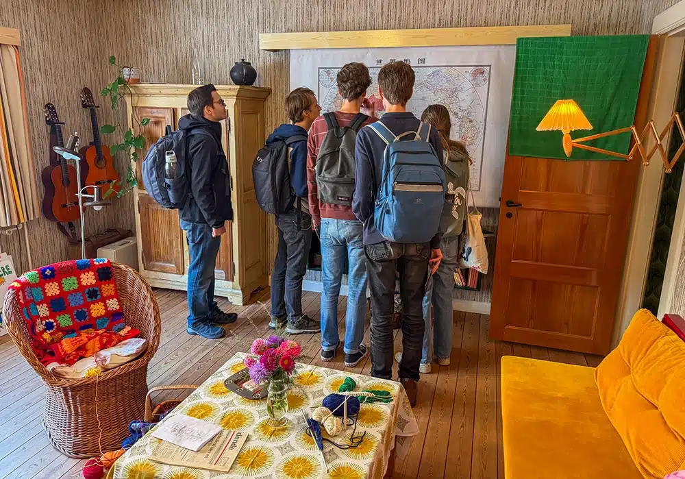 Gæster udforsker indretningen i Den Gamle Bys 70’er-lejlighed Gæster udforsker indretningen i Den Gamle Bys 70’er-lejlighed