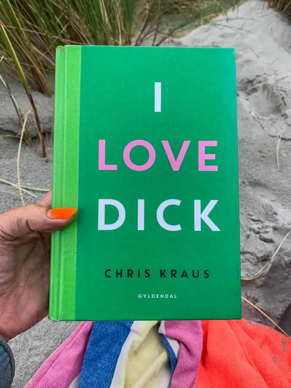 I Love Dick af Chris Kraus - Foto Signe Kjær Høiberg Flaske Sauternes serveret til middagen på Klassisk Bistro