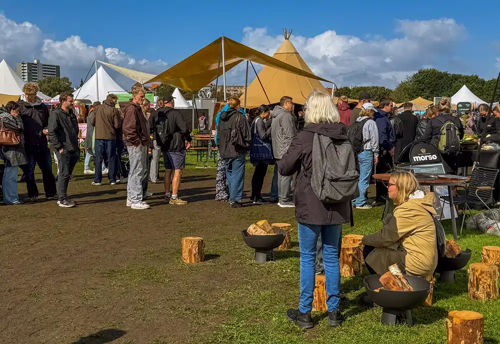Mange gæster samlet mellem boderne på Food Festival Aarhus Mange gæster samlet mellem boderne på Food Festival Aarhus