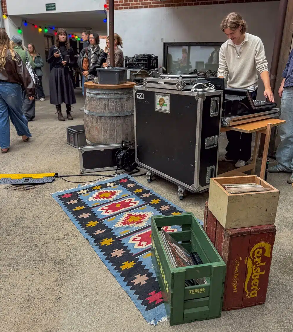 Musik og 70’er-stemning i baggården i Den Gamle By Musik og 70’er-stemning i baggården i Den Gamle By