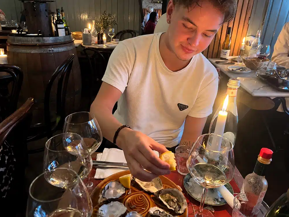 Østers og hvidvin serveret ved bordet på Klassisk Bistro Østers og hvidvin serveret ved bordet på Klassisk Bistro