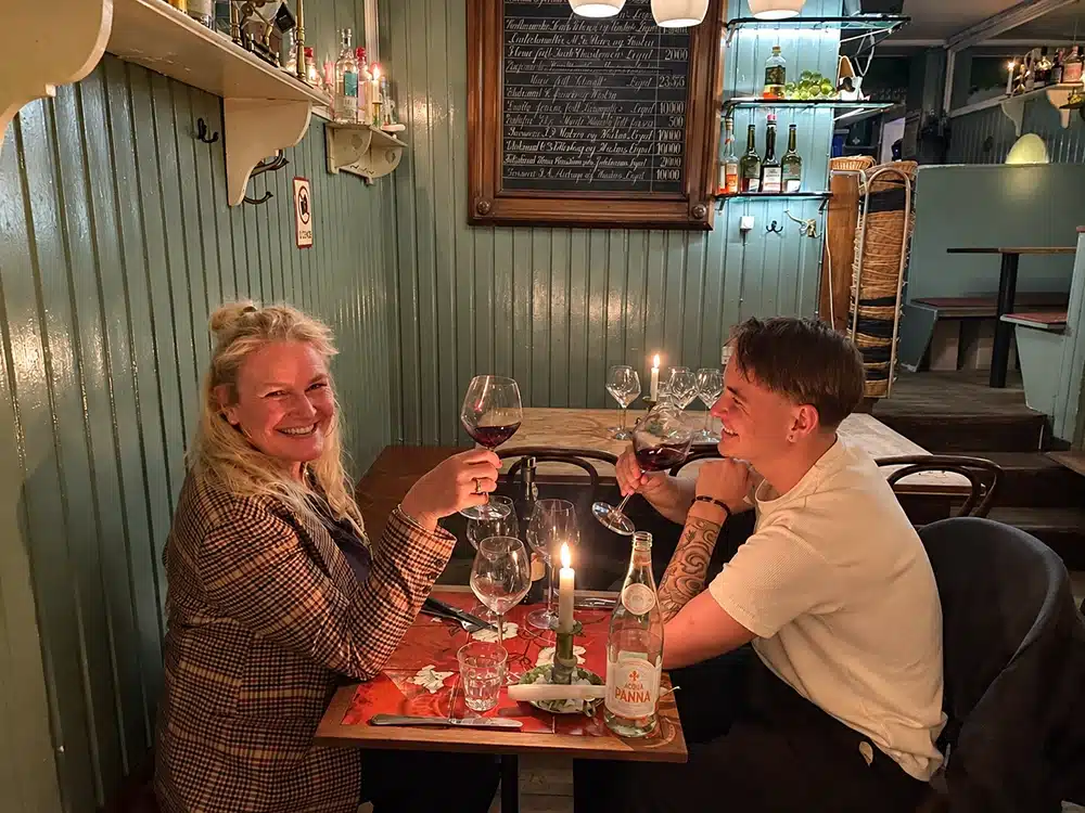 Skål i rødvin på Klassisk Bistro Skål i rødvin på Klassisk Bistro
