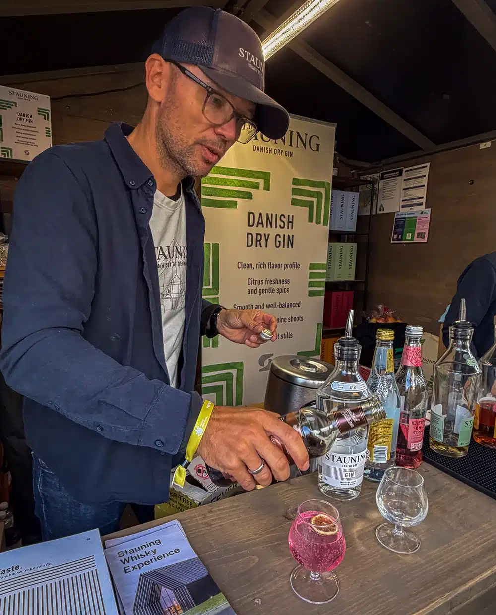 Stauning serverer gin for gæster på Food Festival Aarhus Stauning serverer gin for gæster på Food Festival Aarhus