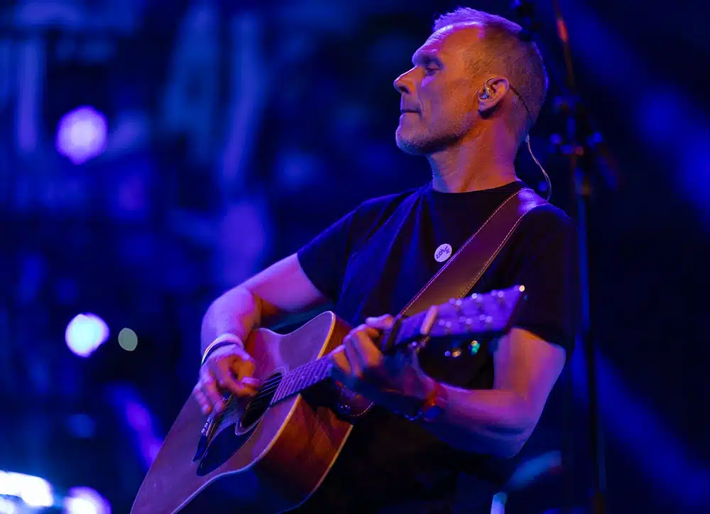 Thomas Sørensen spiller akustisk guitar under A Rush of Coldplay koncert - Foto Torben Iisager Thomas Sørensen spiller akustisk guitar under A Rush of Coldplay koncert - Foto Torben Iisager
