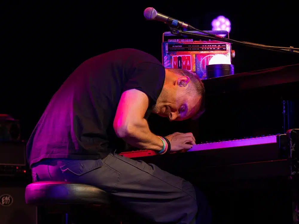 Thomas Sørensen spiller klaver under farverig A Rush of Coldplay-koncert - Foto Torben Iisager Thomas Sørensen spiller klaver under farverig A Rush of Coldplay-koncert - Foto Torben Iisager