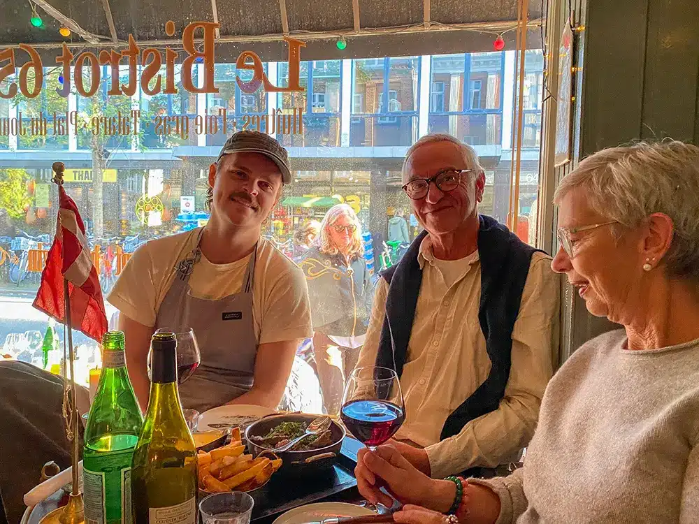 Tjener Jeppe med morfar Johan og mormor Lise på Klassisk Bistro Tjener Jeppe med morfar Johan og mormor Lise på Klassisk Bistro