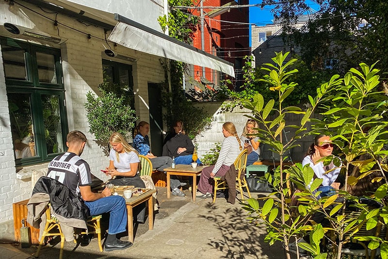 OS, Kaffe & Vin – et kulturhus forklædt som cafè i hjertet af Frederiksbjerg